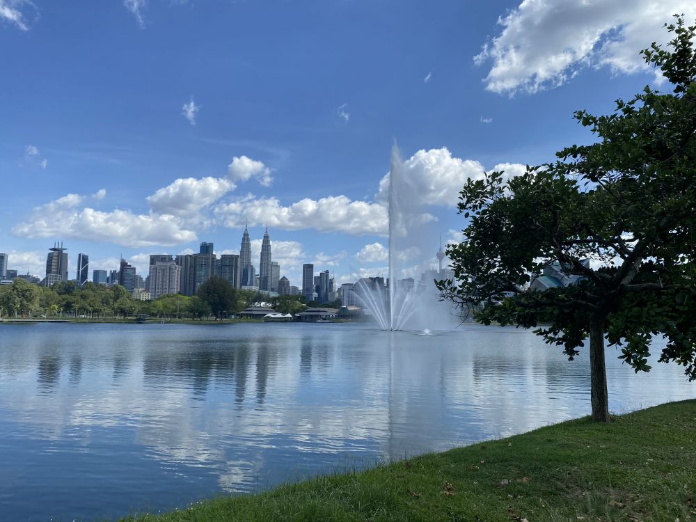 Petronas Towers, Kuala Lumpur, Malaysien, Gewässer, Natur. Wallpaper in 2048x1536 Resolution