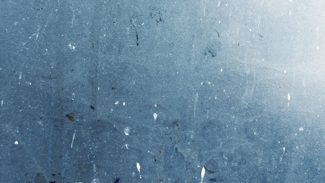 Person in Schwarzer Hose, Die Auf Grauem Betonboden Geht. Wallpaper in 2560x1440 Resolution