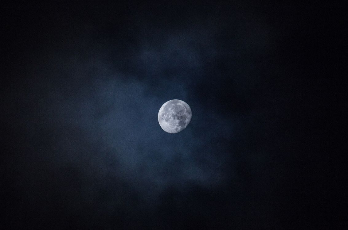 Pleine Lune Dans le Ciel Nocturne. Wallpaper in 5440x3600 Resolution