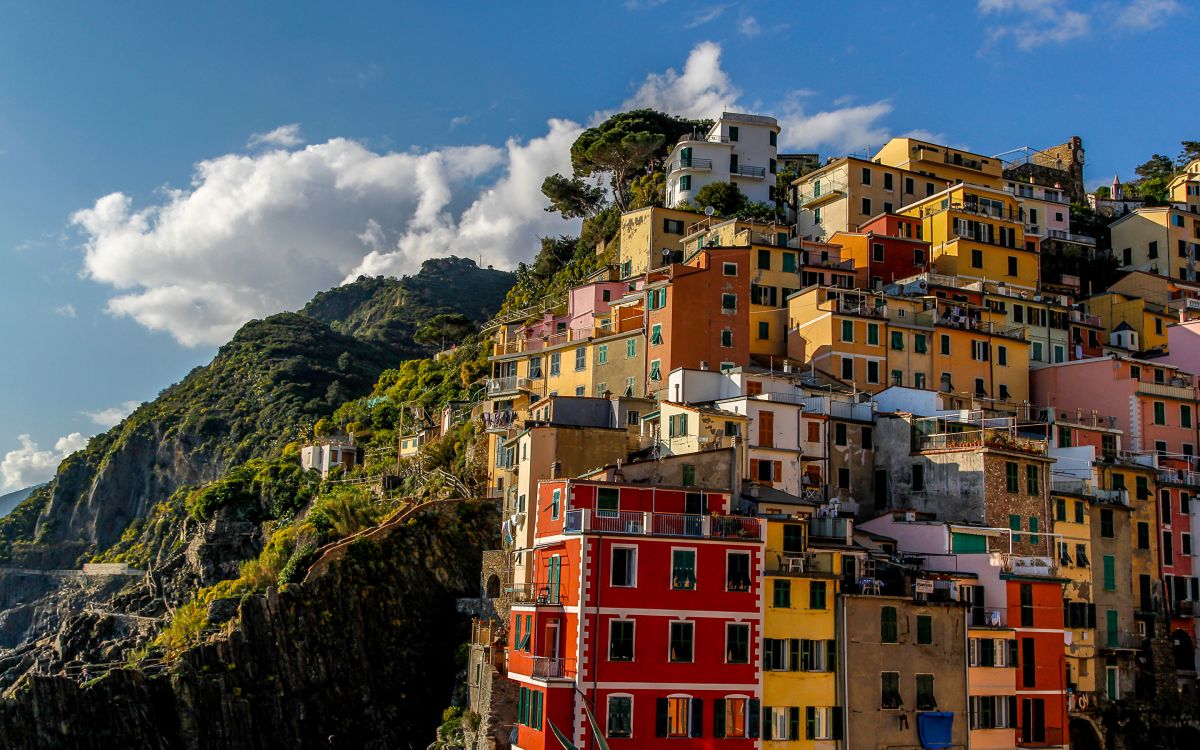 Gelbrote Und Weiße Betongebäude Auf Dem Berg Unter Blauem Himmel Und Weißen Wolken Tagsüber During. Wallpaper in 2880x1800 Resolution