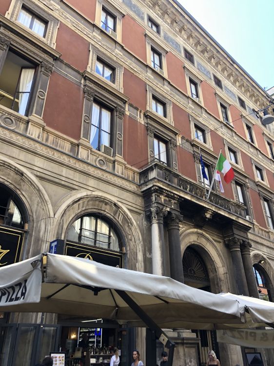 里程碑, 窗口, 正面, 公共空间, 混合使用 壁纸 1536x2048 允许