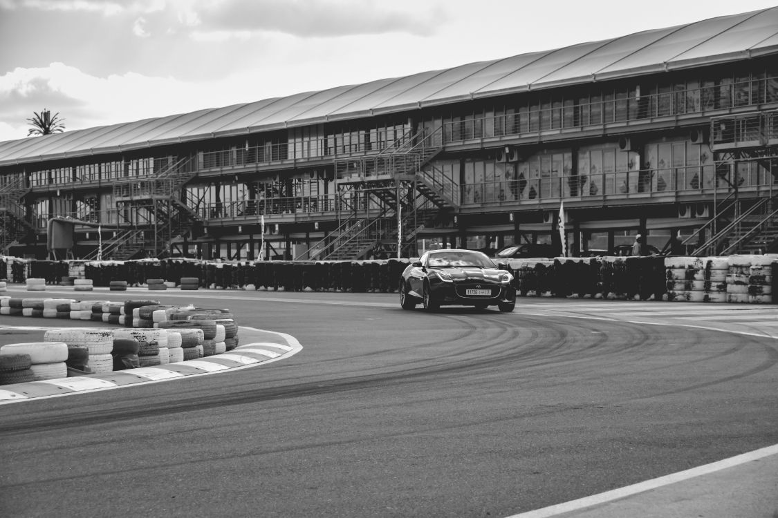 Photo en Niveaux de Gris de Voitures Sur Route. Wallpaper in 6000x4000 Resolution