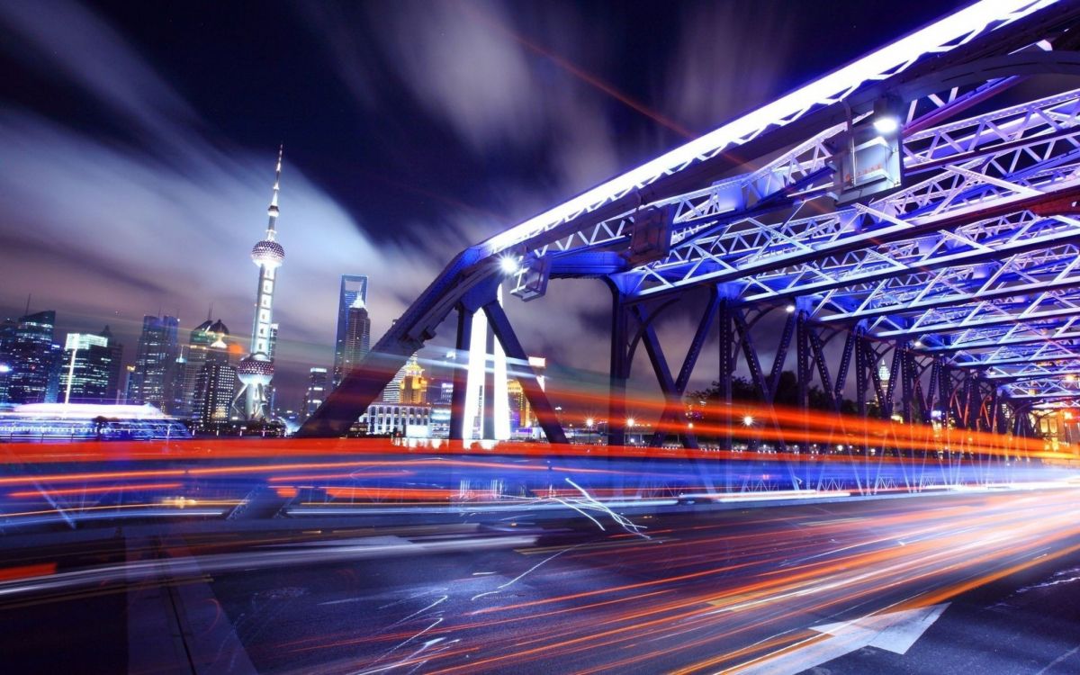 Zeitrafferaufnahmen Von Autos Auf Der Brücke Bei Nacht. Wallpaper in 2560x1600 Resolution