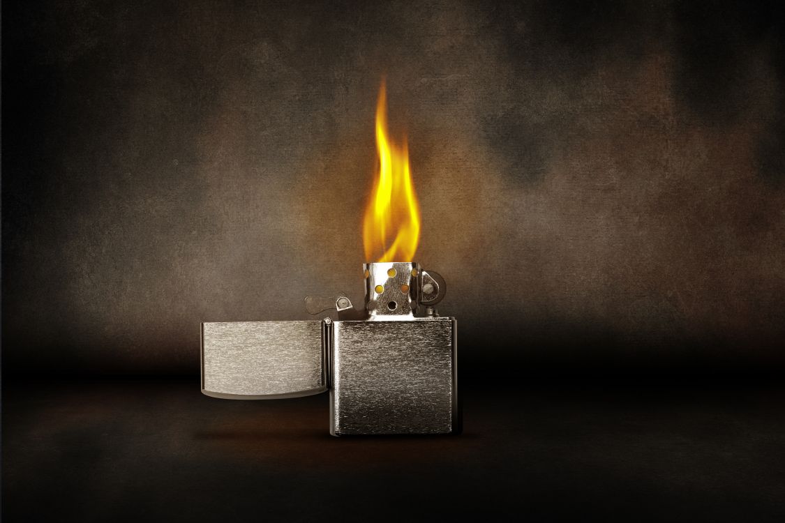 Briquet Flip Argenté Avec Feu. Wallpaper in 6480x4320 Resolution