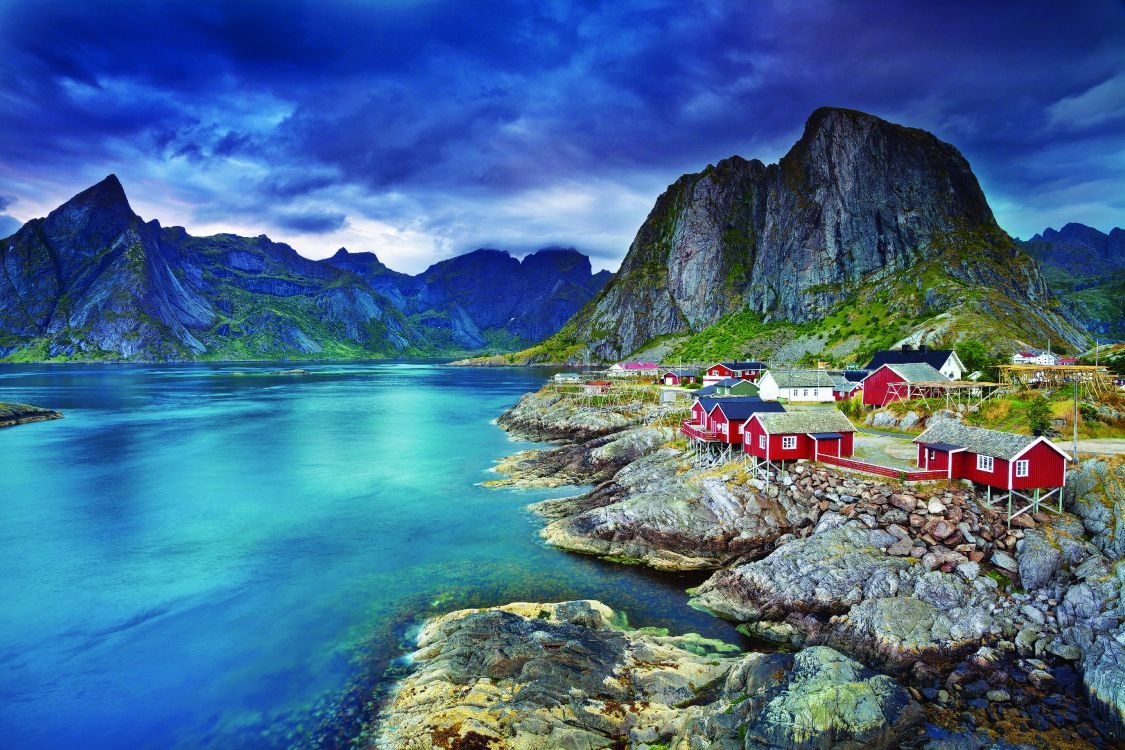 Rotes Und Weißes Haus in Der Nähe Von Gewässern Und Bergen. Wallpaper in 5000x3333 Resolution