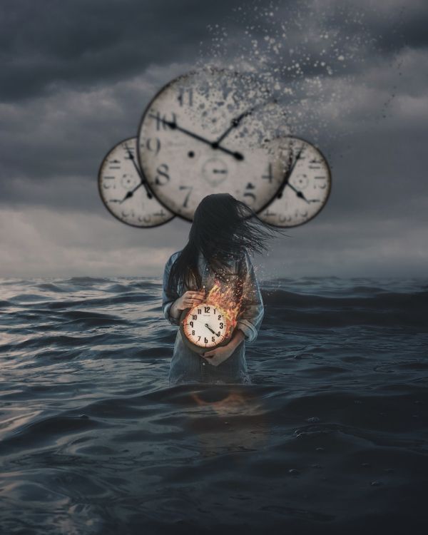 Fille en Robe Blanche et Marron Sur L'eau Avec Horloge Ronde Blanche. Wallpaper in 3000x3750 Resolution