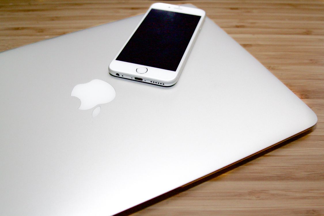 Silver Iphone 6 on Macbook. Wallpaper in 4752x3168 Resolution