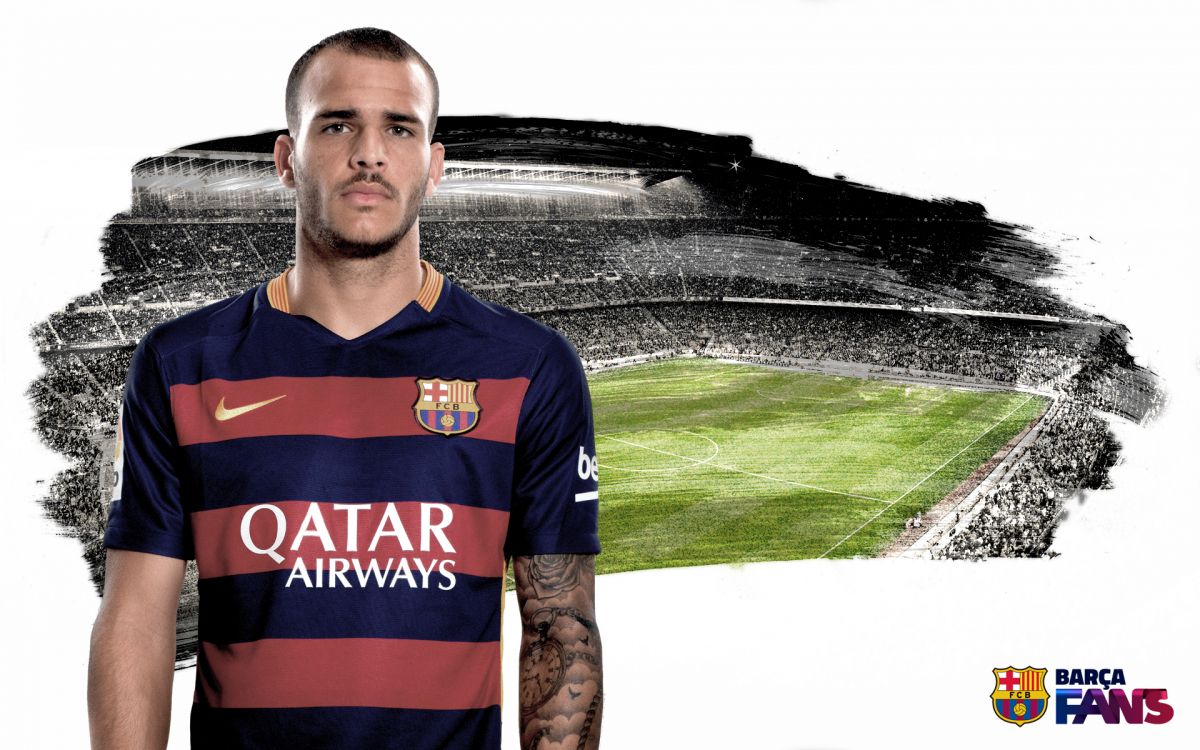 Mann im Blau-orangefarbenen Adidas V-Neck-Shirt, Das Tagsüber Auf Der Grünen Wiese Steht. Wallpaper in 1920x1200 Resolution