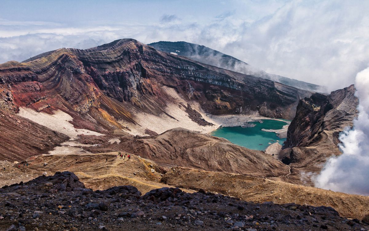 Brauner Und Grauer Berg in Der Nähe Eines Gewässers Tagsüber Water. Wallpaper in 2880x1800 Resolution
