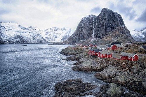 Image houses near body of water and mountain during daytime