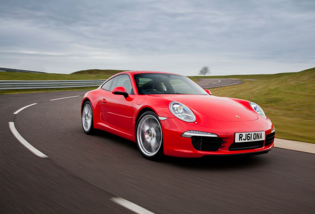 Roter Porsche 911 Tagsüber Unterwegs. Wallpaper in 3913x2663 Resolution