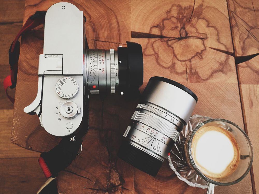 Cámara Réflex Digital Negra y Plateada Junto a Una Taza de Café en Blanco y Negro. Wallpaper in 3264x2448 Resolution