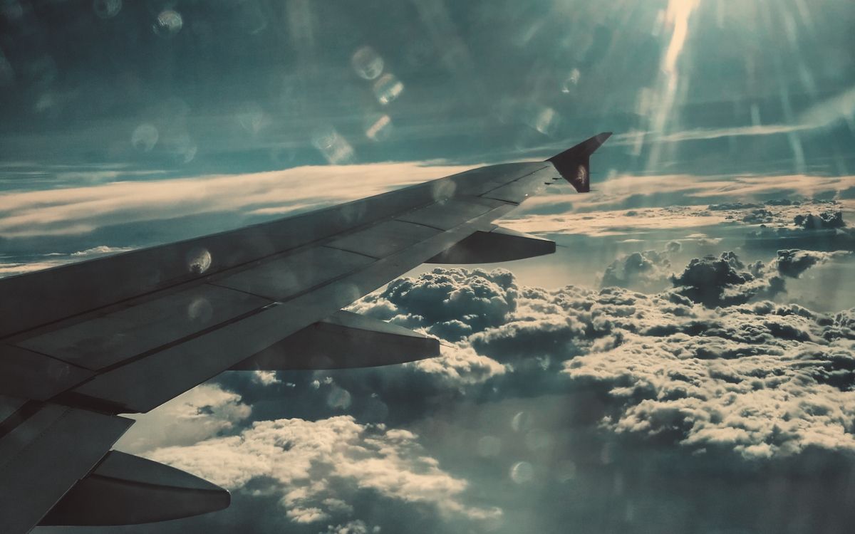 Flugzeugflügel Über Weißen Wolken Tagsüber. Wallpaper in 2560x1600 Resolution