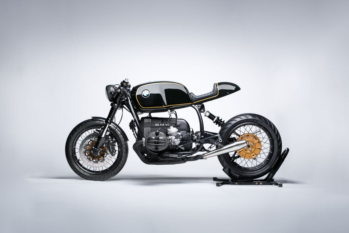 Schwarz-silbernes Cruiser-Motorrad. Wallpaper in 7768x5179 Resolution