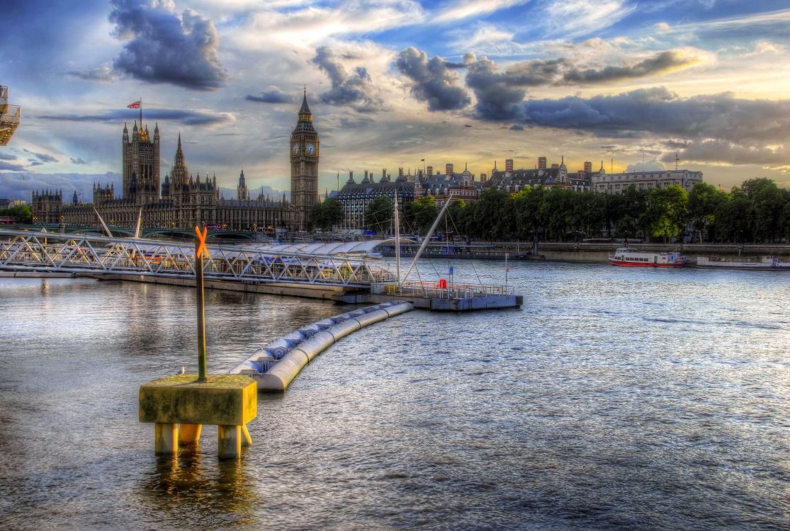 Weißes Boot am Dock in Der Nähe Von Stadtgebäuden Bei Bewölktem Himmel Tagsüber. Wallpaper in 2560x1721 Resolution