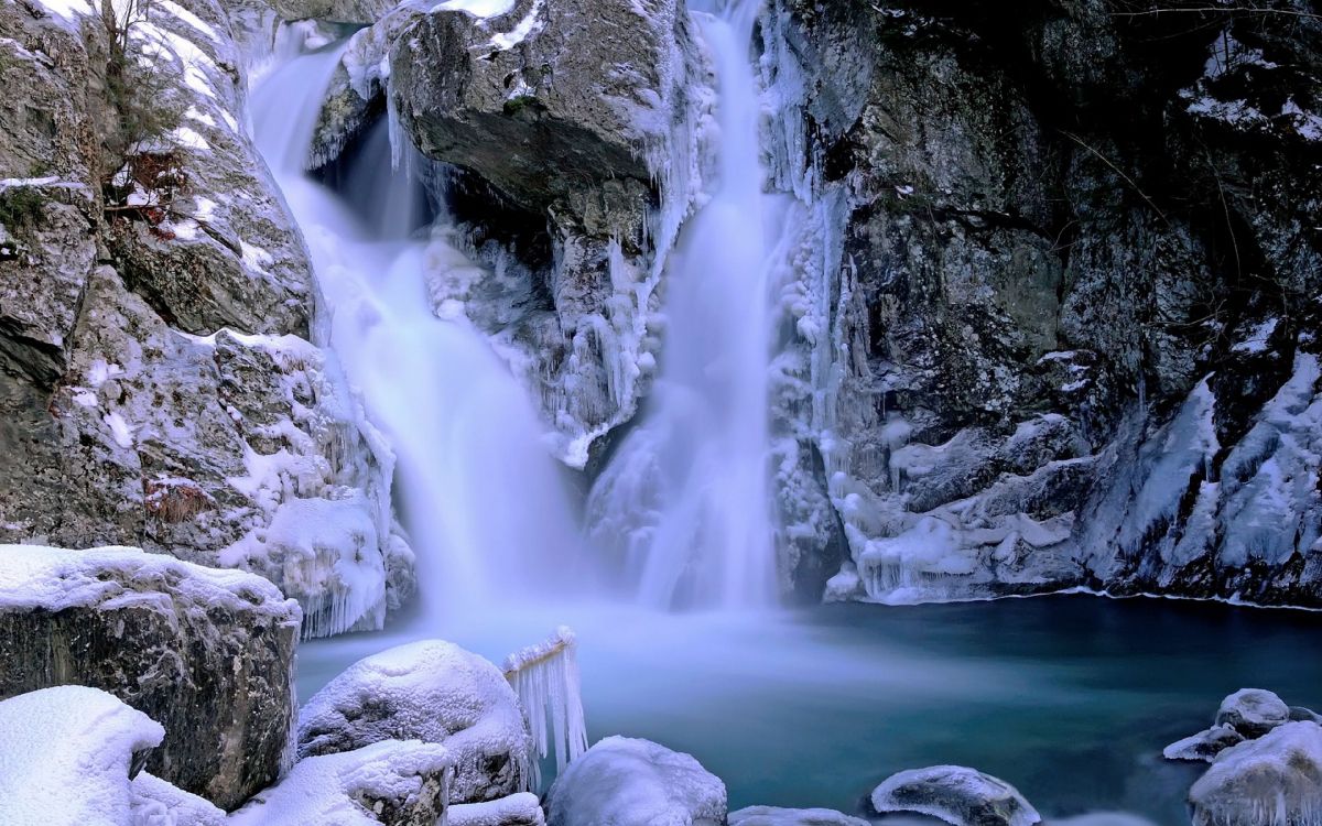 water falls in the middle of rocky mountains