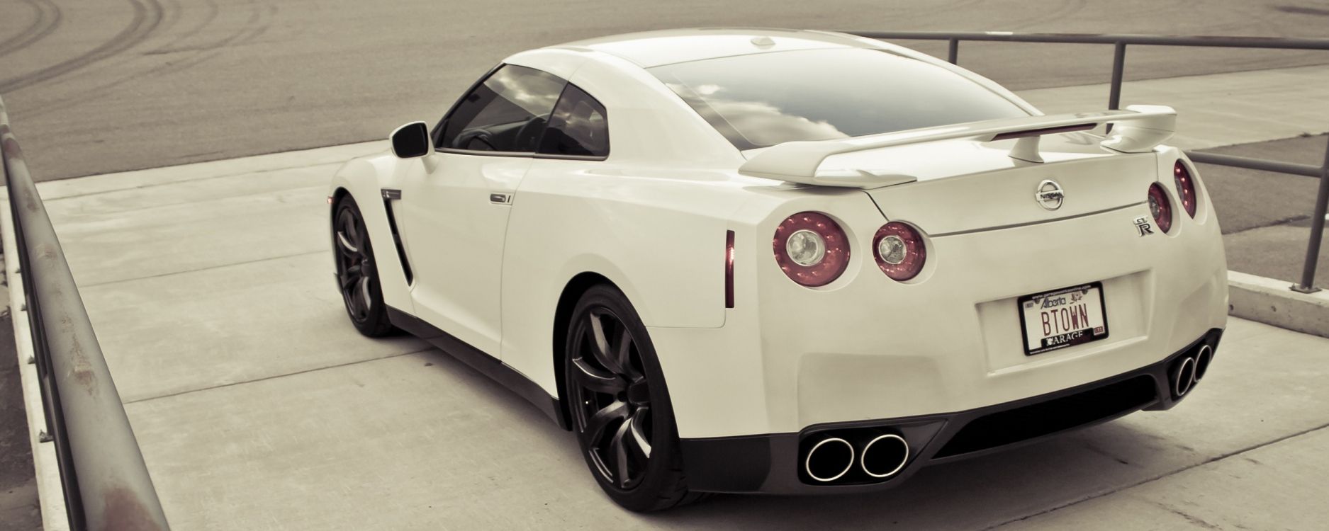 Porsche 911 Blanche Sur Trottoir Gris. Wallpaper in 2560x1024 Resolution