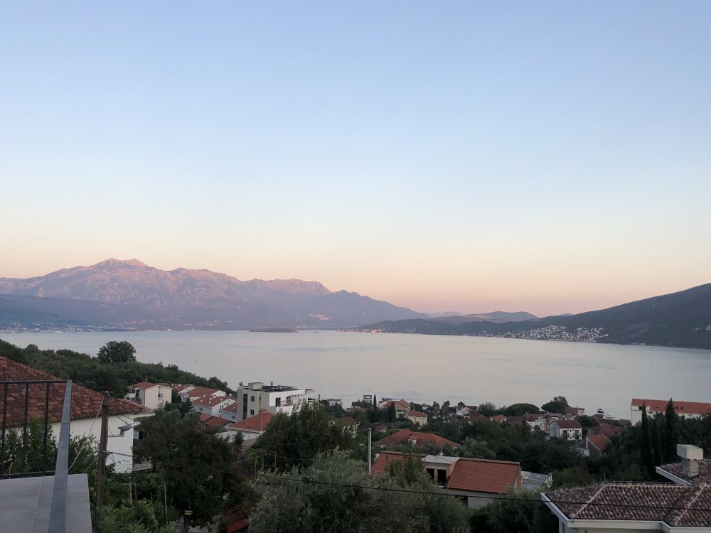 Eau, Les Reliefs Montagneux, Highland, Quartier, Colline. Wallpaper in 2048x1536 Resolution