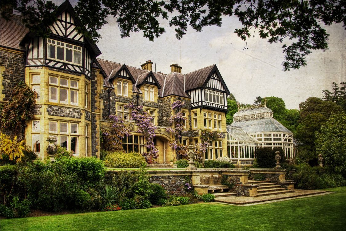 Edificio de Hormigón Marrón y Blanco Cerca Del Campo de Hierba Verde Bajo Nubes Blancas Durante el Día. Wallpaper in 2700x1800 Resolution