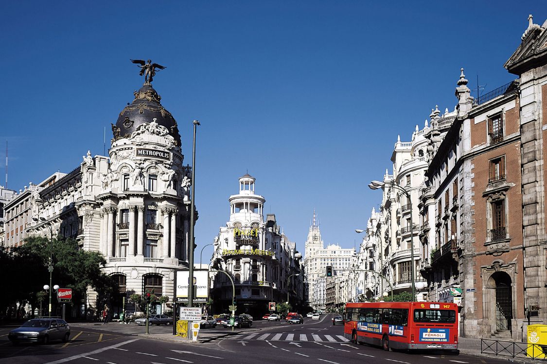 Voitures Sur Route Près D'un Bâtiment en Béton Blanc Pendant la Journée. Wallpaper in 3072x2048 Resolution