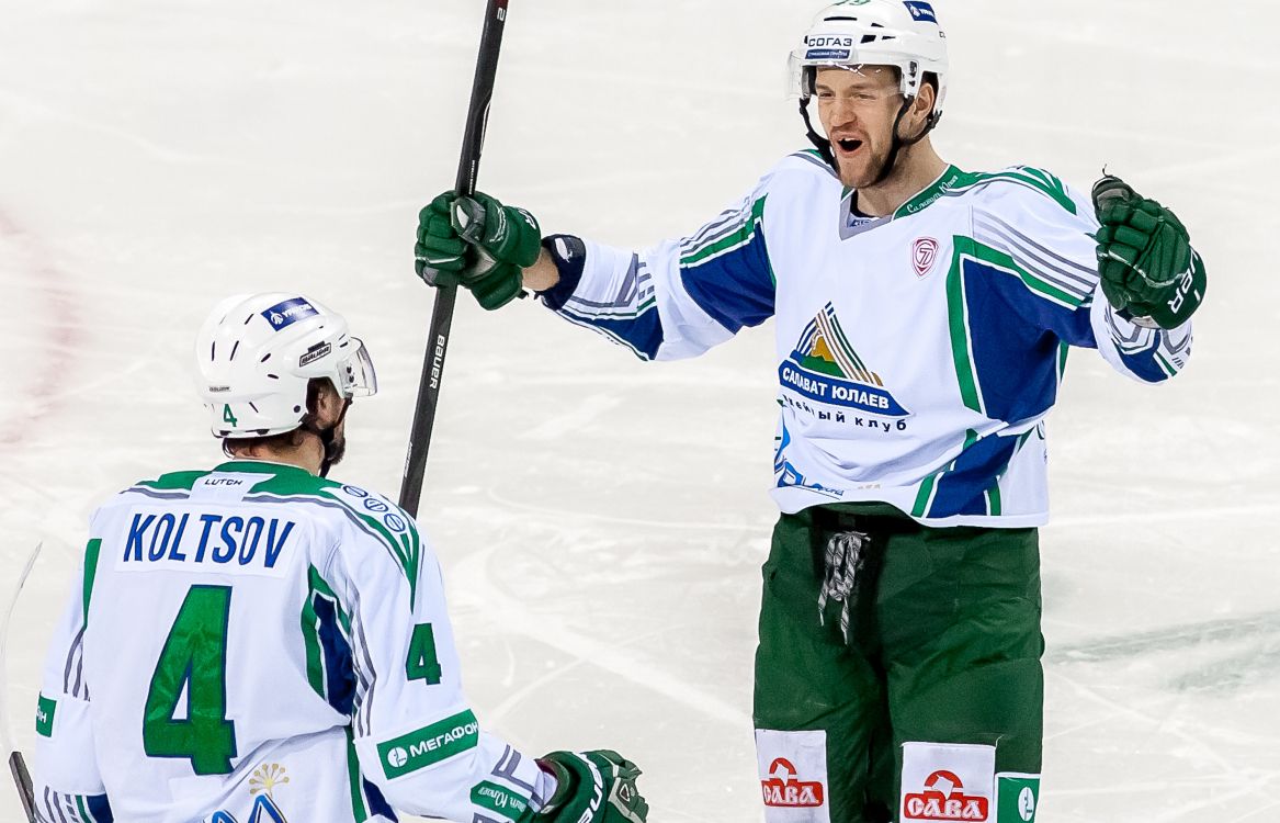 Mann in Weiß-blauem Jersey-Shirt Und Grüner Hose Mit Schwarz-weißem Hockeyschläger. Wallpaper in 3000x1928 Resolution