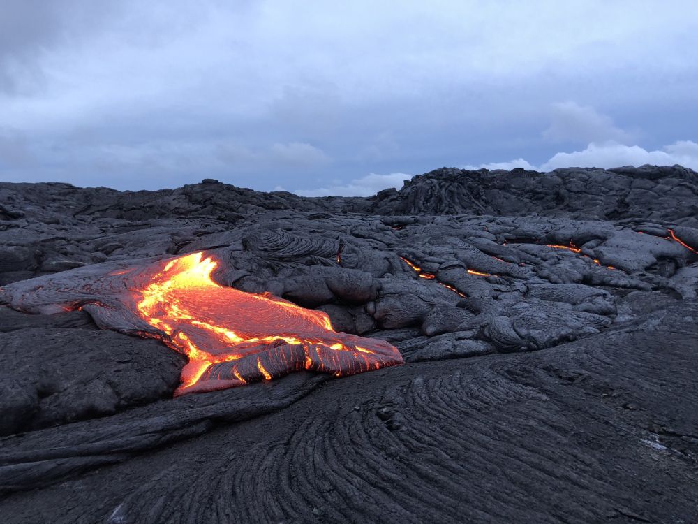 Brauner Sand Unter Grauem Wolkenhimmel Tagsüber. Wallpaper in 2560x1920 Resolution