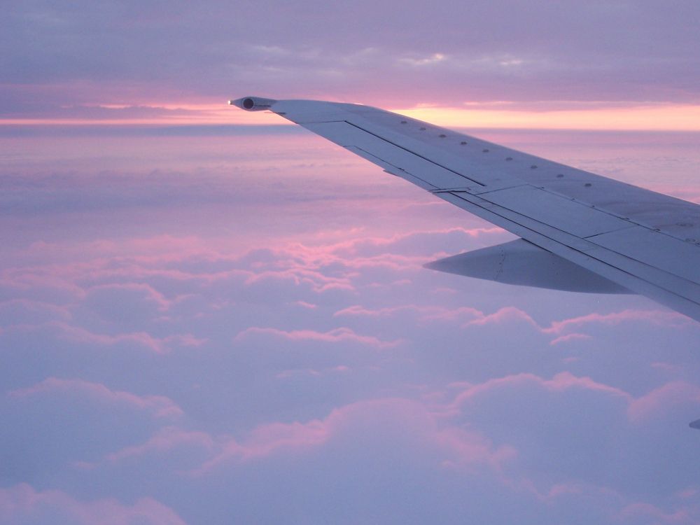 Ala de Avión Blanco Sobre Nubes Blancas Durante el Día. Wallpaper in 2576x1932 Resolution