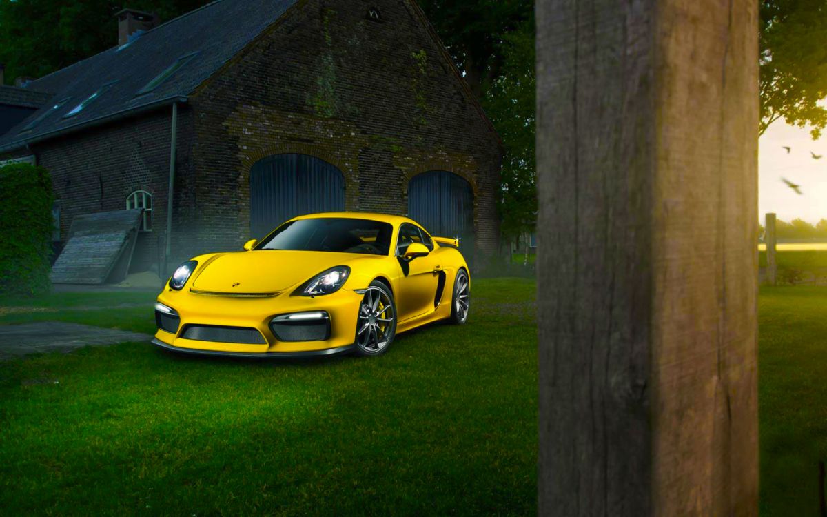 Porsche 911 Jaune Garée à Côté D'un Bâtiment en Briques Brunes. Wallpaper in 1920x1200 Resolution