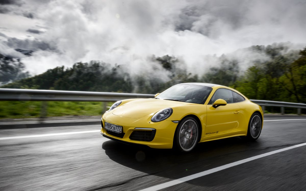 Porsche 911 Amarillo en la Carretera Durante el Día. Wallpaper in 3840x2400 Resolution