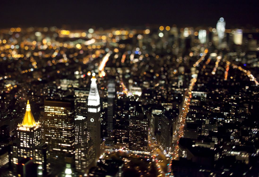 Ville Avec Des Immeubles de Grande Hauteur Pendant la Nuit. Wallpaper in 5280x3608 Resolution