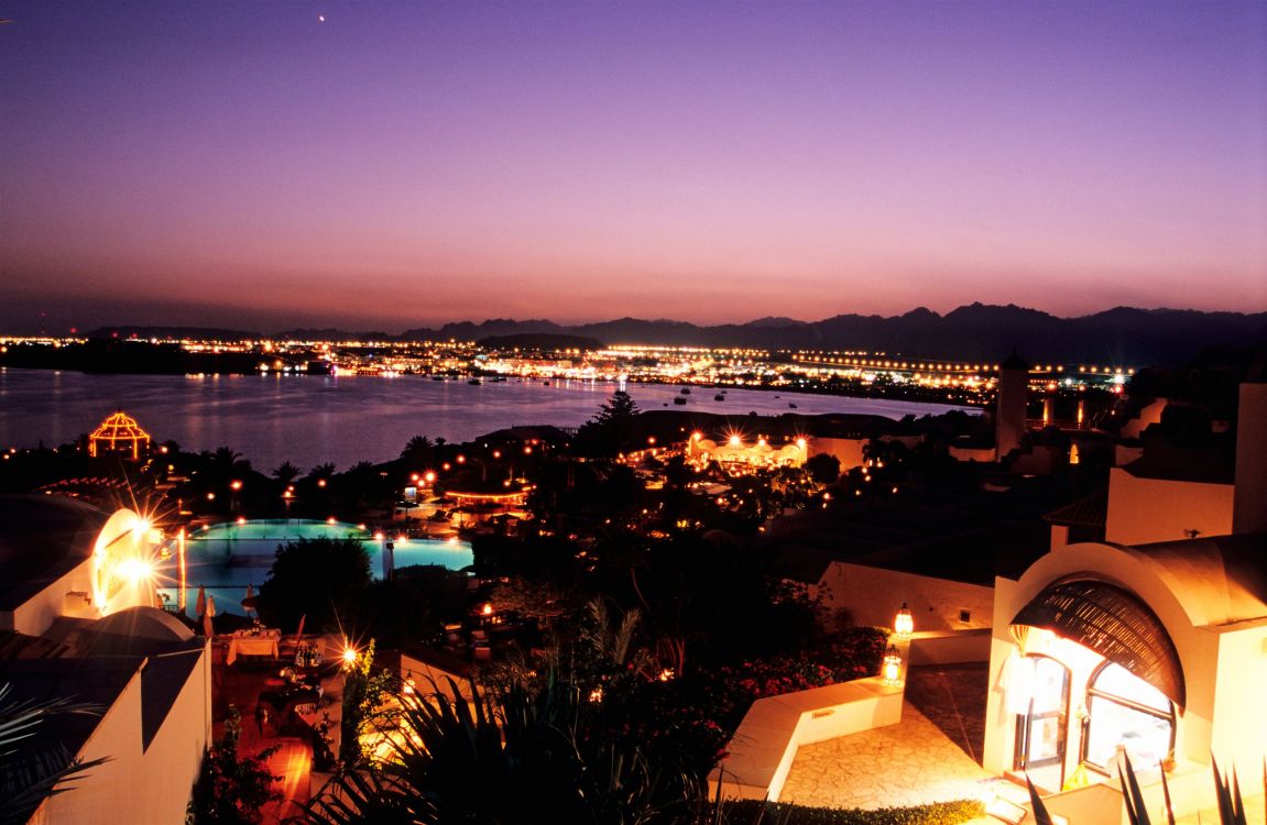 Vista Aérea de la Ciudad Durante la Noche.. Wallpaper in 3010x1960 Resolution