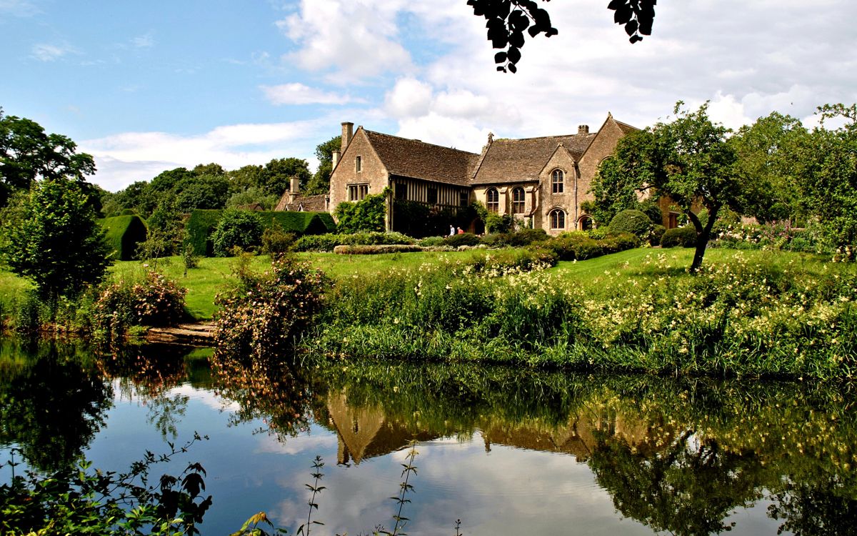 Casa Marrón y Blanca Cerca Del Campo de Hierba Verde y el Lago Bajo un Cielo Azul Durante el Día. Wallpaper in 2560x1600 Resolution