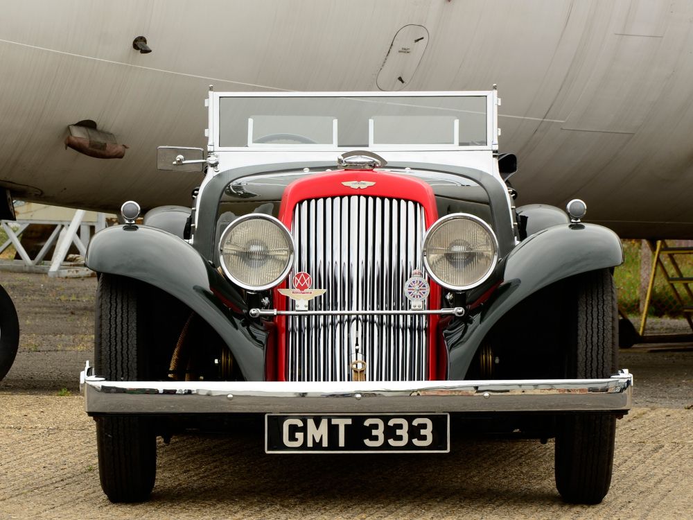 Voiture Blanche Vintage Dans un Garage. Wallpaper in 2048x1536 Resolution