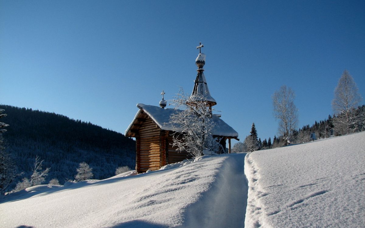 Braunes Holzhaus Auf Schneebedecktem Boden Unter Blauem Himmel Tagsüber. Wallpaper in 1920x1200 Resolution