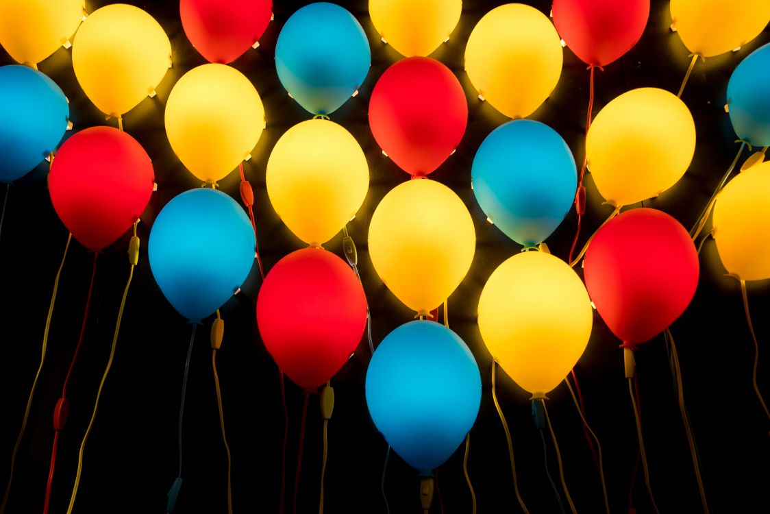 Gelbe Blaue Und Rote Luftballons. Wallpaper in 5824x3883 Resolution