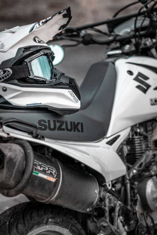 Moto Honda Noir et Blanc. Wallpaper in 4000x6000 Resolution