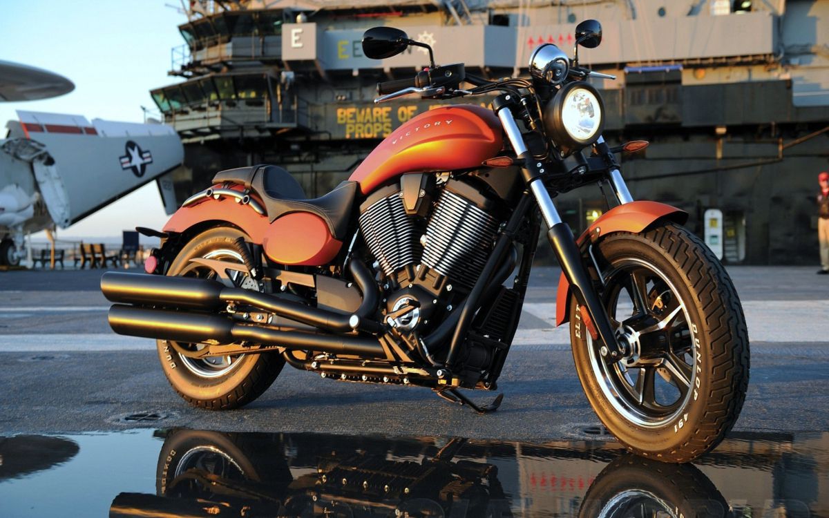 Motocicleta Cruiser Naranja y Negra. Wallpaper in 2560x1600 Resolution