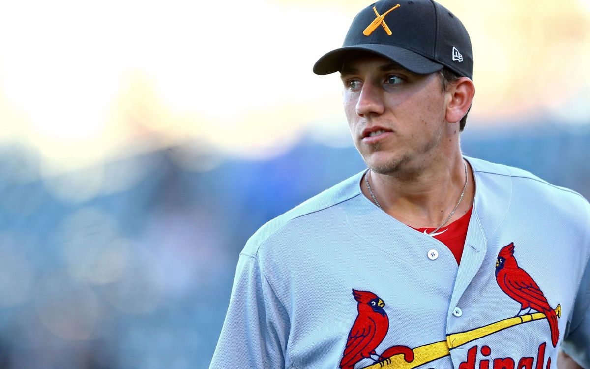 Hombre en Blanco y Rojo Camiseta de Cuello Redondo Nike Vistiendo Gorra Negra. Wallpaper in 2880x1800 Resolution