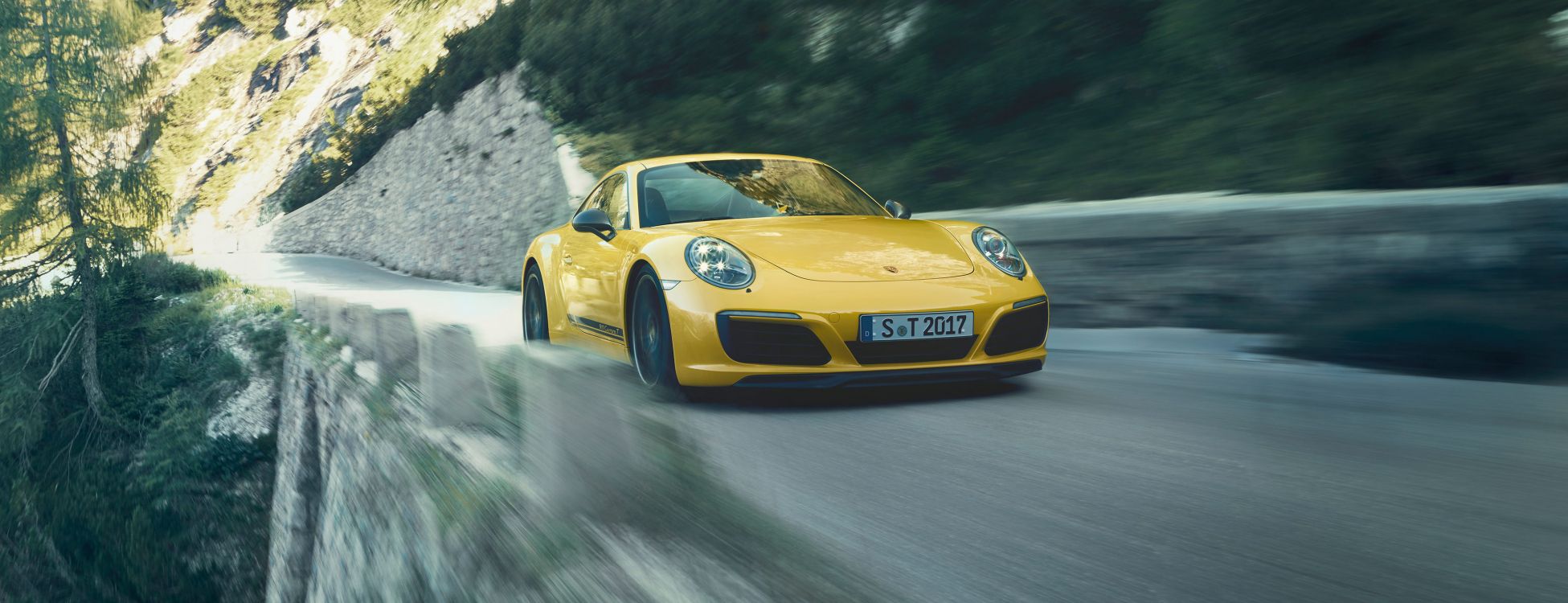 Gelber Porsche 911 Tagsüber Unterwegs. Wallpaper in 3840x1476 Resolution