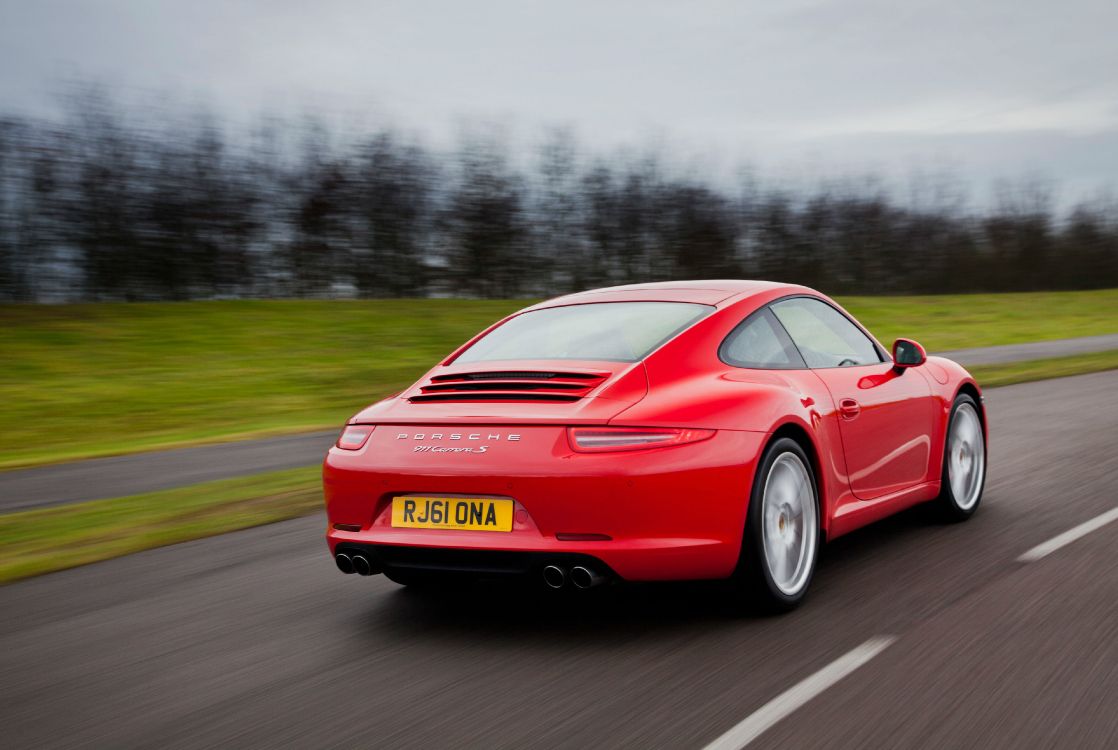 Porsche 911 Rojo en la Carretera Durante el Día. Wallpaper in 4000x2681 Resolution