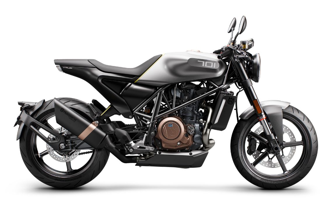 Motocicleta Negra y Naranja Con Fondo Blanco.. Wallpaper in 3999x2666 Resolution