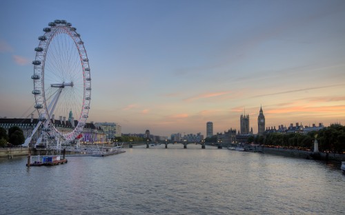 Image ferris wheel near body of water during daytime