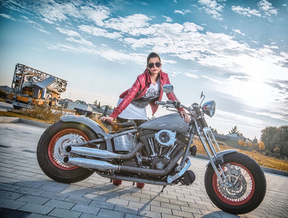 Mujer en Chaqueta Rosa Montando en Motocicleta Cruiser Negra. Wallpaper in 2000x1511 Resolution