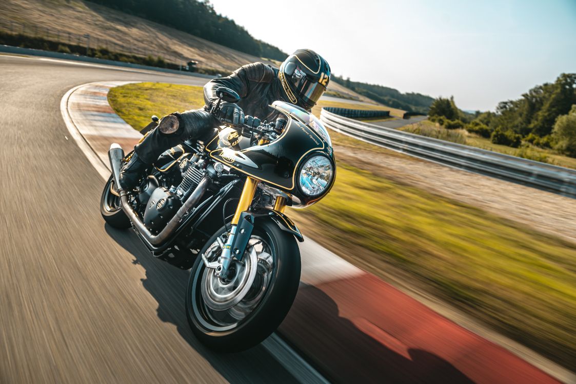 Mann in Schwarz-weißem Motorradhelm, Der Auf Schwarzem Sportfahrrad Auf Braunem Feld Fährt. Wallpaper in 5637x3763 Resolution