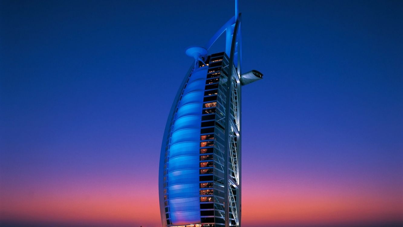 Blau-rotes Hochhaus. Wallpaper in 2560x1440 Resolution