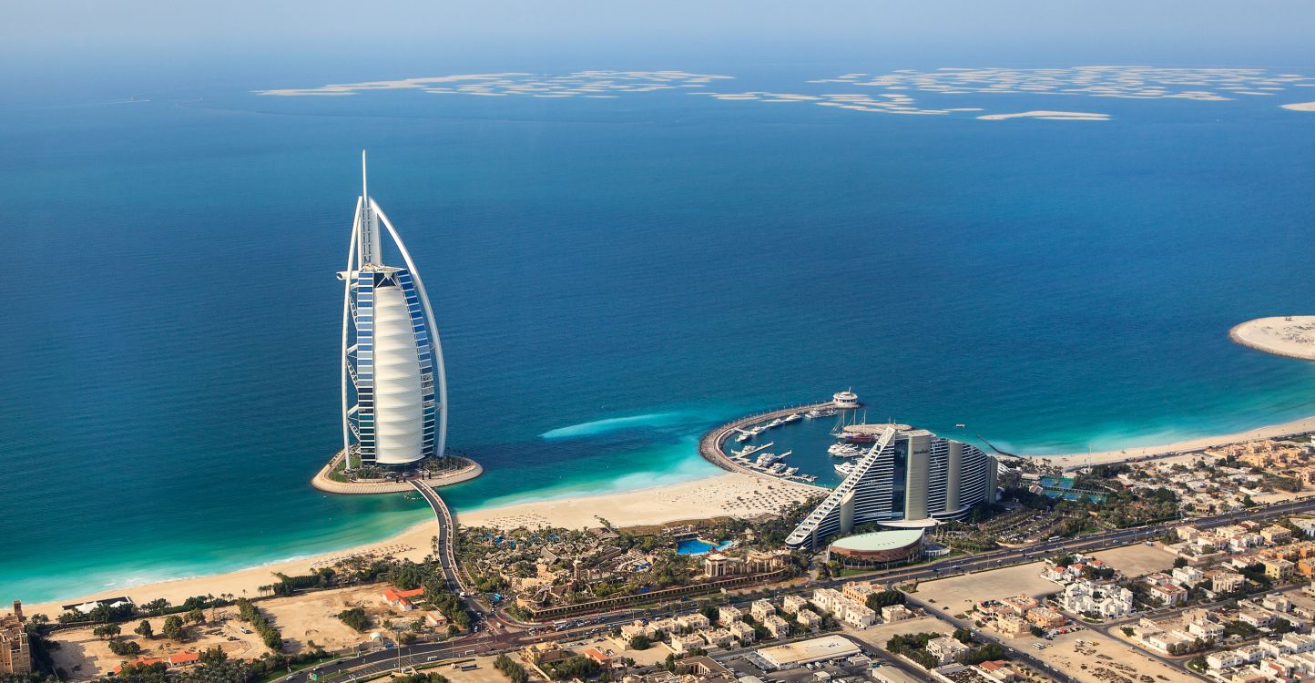 Bâtiment Blanc et Bleu Près D'un Plan D'eau Pendant la Journée. Wallpaper in 2962x1538 Resolution