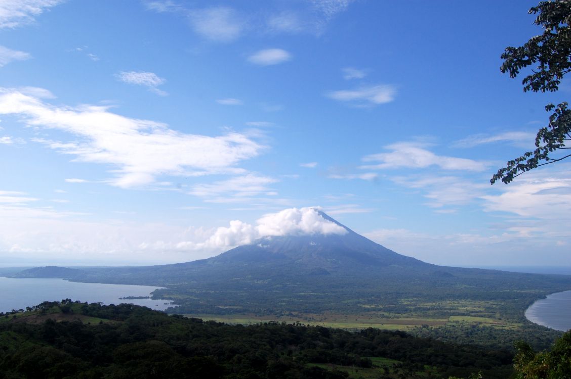 Grüner Berg Unter Blauem Himmel Und Weißen Wolken Tagsüber. Wallpaper in 3008x2000 Resolution