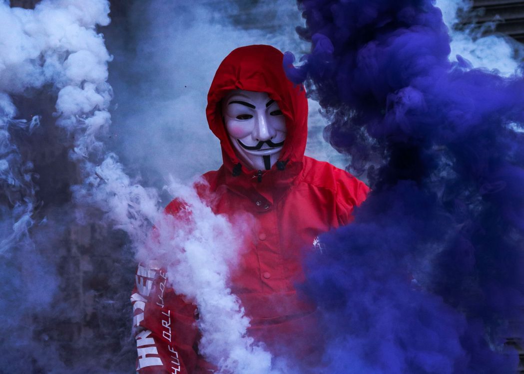 Person im Roten Hoodie Mit Roter Maske Mit Blauem Rauch. Wallpaper in 3000x2143 Resolution