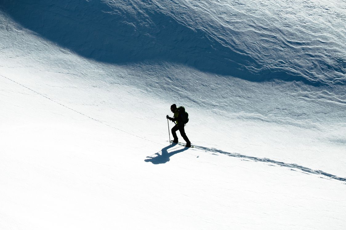 Homme en Veste Noire et Pantalon Équitation Sur Snowboard Pendant la Journée. Wallpaper in 5194x3463 Resolution