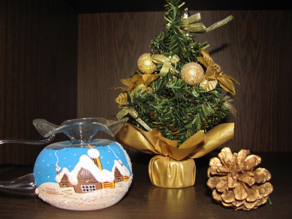 Weihnachtsbaum, Neujahr, Weihnachtsdekoration, Stilleben, Geschenk. Wallpaper in 2048x1536 Resolution